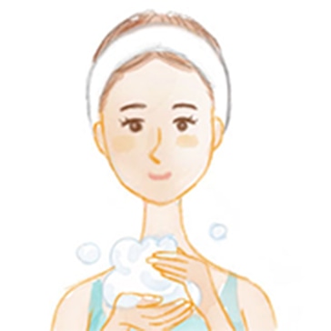 正しく洗おう!石鹸洗顔 step2 手のひらで空気をたっぷり含めるように石鹸を泡立てる。