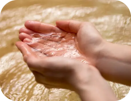両手ですくった温泉水